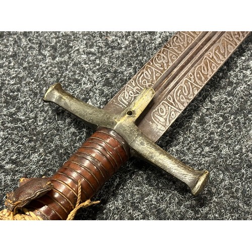 3118 - Sudanese Kaskara Sword with double edged fullered patterned blade 950mm in length. Brass crossguard.... 