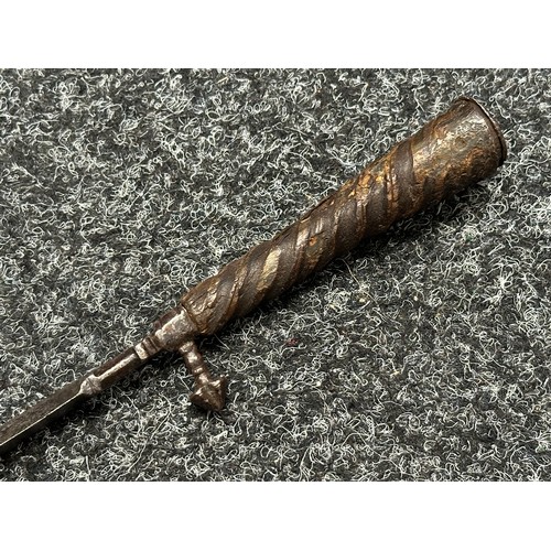 3147 - Italian Early 16th Century Dagger with cow horn curved grip with decorative pommel cap, the shape of... 