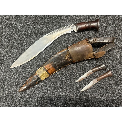 3170 - WW1 Gurhka Kukri Knife with single edged blade with two fullers 370mm in length. Wooden grip. Overal... 