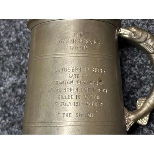 3174 - A quantity of mixed WW1 militaria to include a Tankard Commemorating Soldier KIA 1st day of the Somm... 