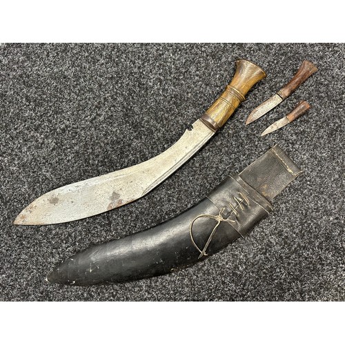 3211 - WW2 British Kukri knife with single edged blade 364mm in length, no maker mark. Horn grips. Brass po... 