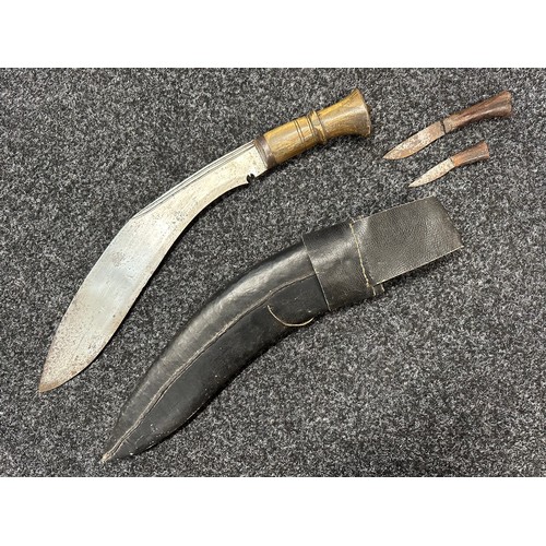 3211 - WW2 British Kukri knife with single edged blade 364mm in length, no maker mark. Horn grips. Brass po... 