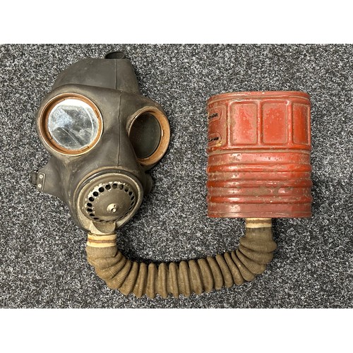 3215 - WW2 British Army Respirator, maker marked and dated to the facemask 