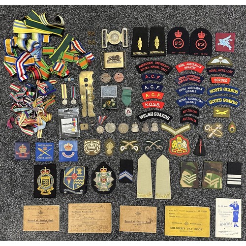 3222 - Mixed militaria to include: WW2 Medal Ribbons, Cloth Insignia, Brass Belts buckles x 2, Brass Button... 