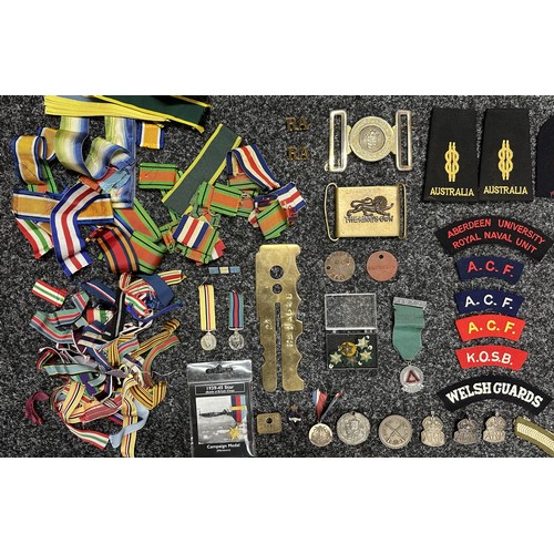 3222 - Mixed militaria to include: WW2 Medal Ribbons, Cloth Insignia, Brass Belts buckles x 2, Brass Button... 