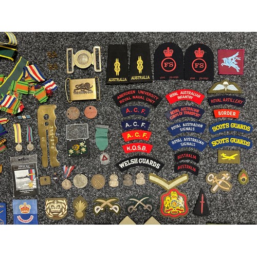 3222 - Mixed militaria to include: WW2 Medal Ribbons, Cloth Insignia, Brass Belts buckles x 2, Brass Button... 