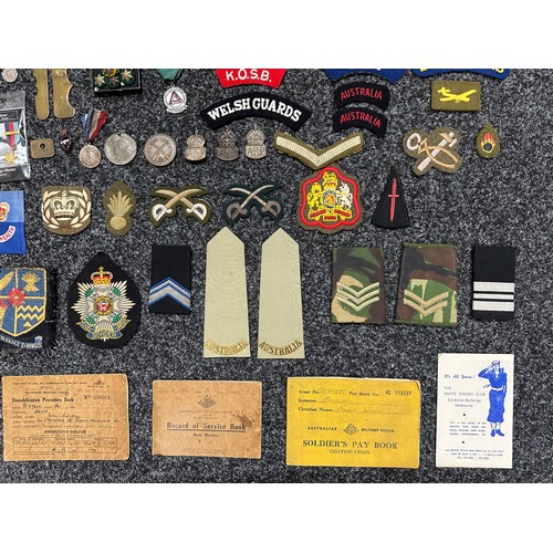 3222 - Mixed militaria to include: WW2 Medal Ribbons, Cloth Insignia, Brass Belts buckles x 2, Brass Button... 