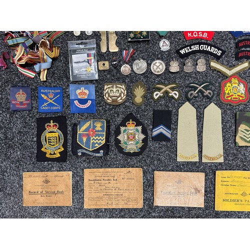 3222 - Mixed militaria to include: WW2 Medal Ribbons, Cloth Insignia, Brass Belts buckles x 2, Brass Button... 