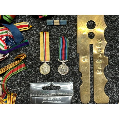 3222 - Mixed militaria to include: WW2 Medal Ribbons, Cloth Insignia, Brass Belts buckles x 2, Brass Button... 