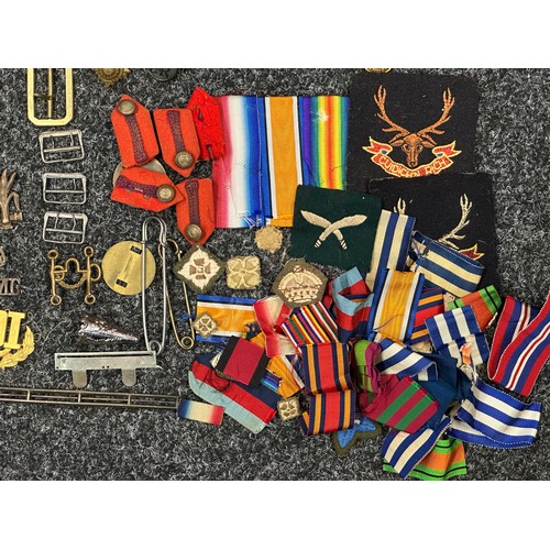 3252 - WW2 British Cap badges a/f, collar dogs, buttons, medal ribbons, Sweetheart badges, replica medals, ... 