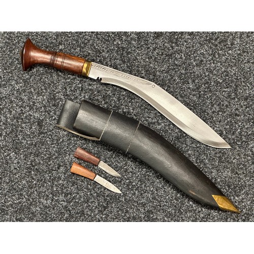 3329 - Gurhka Kukri Knife with single edged blade with some decoration, 300mm in length, no markings. Woode... 