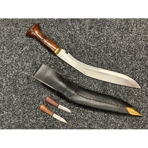 3329 - Gurhka Kukri Knife with single edged blade with some decoration, 300mm in length, no markings. Woode... 