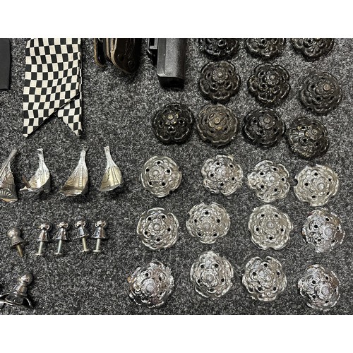 3343 - Collection of Police insignia to include helmet fittings, shoulder straps, ERII Buttons, WPC scarf, ... 