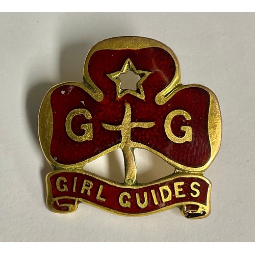 495 - A 9ct gold and enamel Girl Guides brooch/pin badge, Birmingham 1930, 4.4g gross