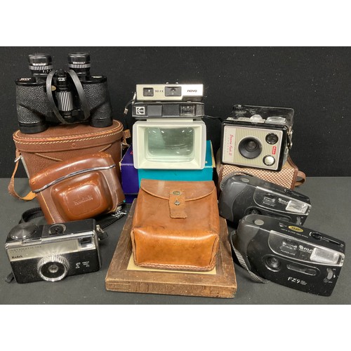 545 - A box of Kodak cameras, including Brownie Flash III; Tele-Insamatic 330; Retinette Pronto-LK; Photax... 