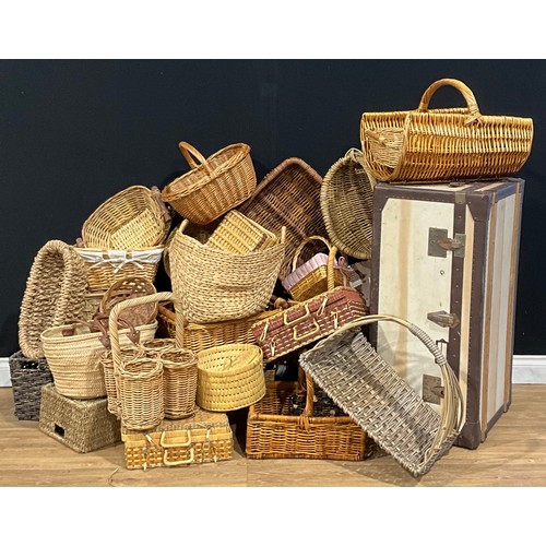 552 - A large quantity of wicker ware, including log basket, wine bottle holder, bread baskets, hampers, s... 