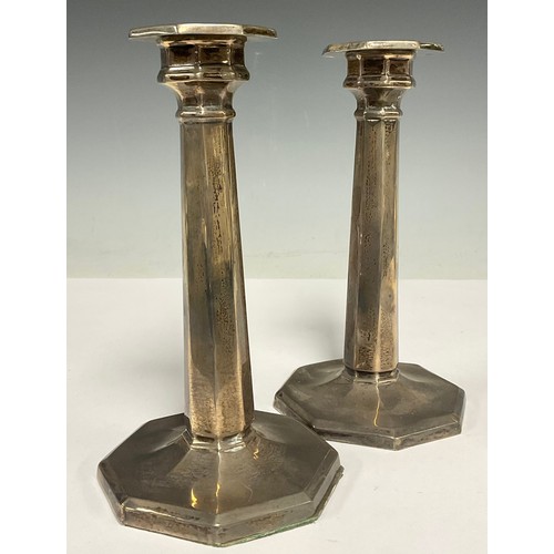 46 - A pair of George V silver octagonal candlesticks, removable sconces, 18cm high, Birmingham 1915 (2)