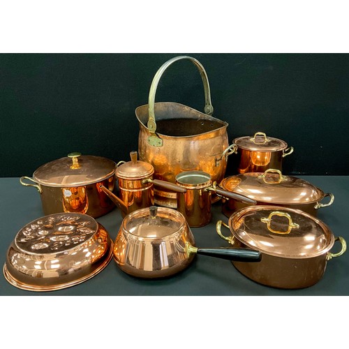 109 - Copper and brass ware - a lidded copper finish  pan, with brass handles, 23.5cm diameter;  a lidded ... 