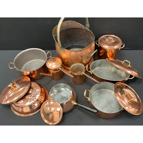 109 - Copper and brass ware - a lidded copper finish  pan, with brass handles, 23.5cm diameter;  a lidded ... 