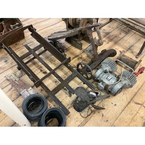 19 - A cast iron adjustable extending machine table, with rack and pinion action, Newman Industries induc... 