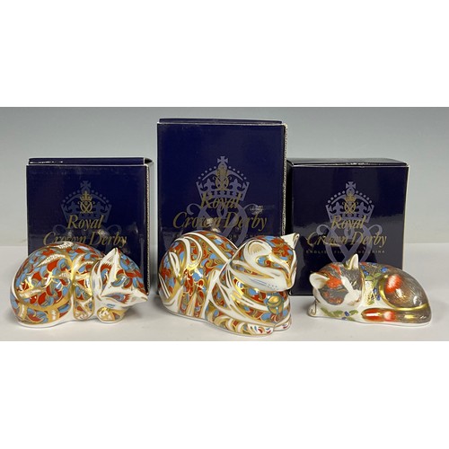 5044 - A Royal Crown Derby paperweight, Contented Cat, gold stopper, 11.5cm long, printed mark in red, boxe... 