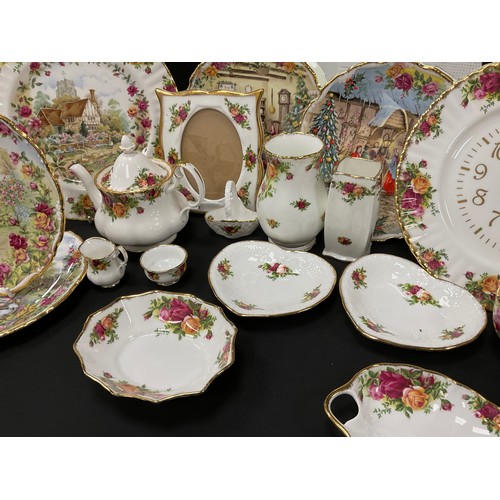 344 - Royal Albert Old Country Roses ware including; table lamp, vases, trinket tray, decorative plates, c... 