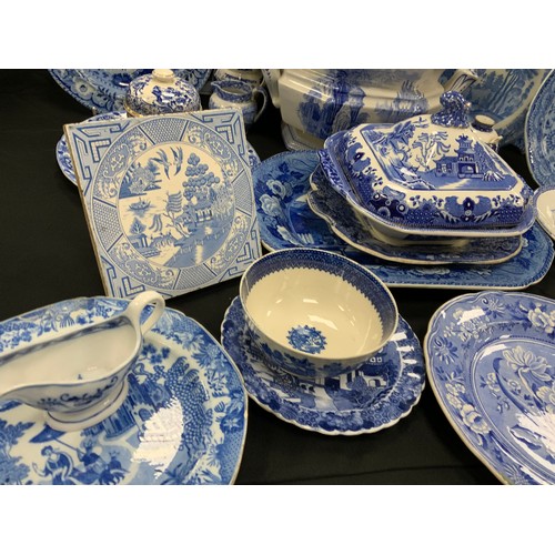 475 - Blue and white including; early 19th century Spode pearlware tower pattern pattern plate, c.1820, pe... 