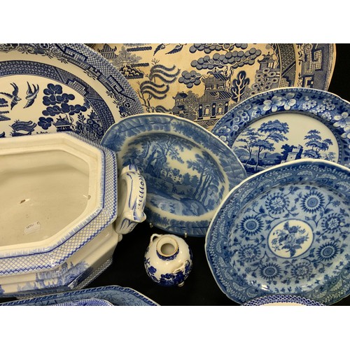 475 - Blue and white including; early 19th century Spode pearlware tower pattern pattern plate, c.1820, pe... 