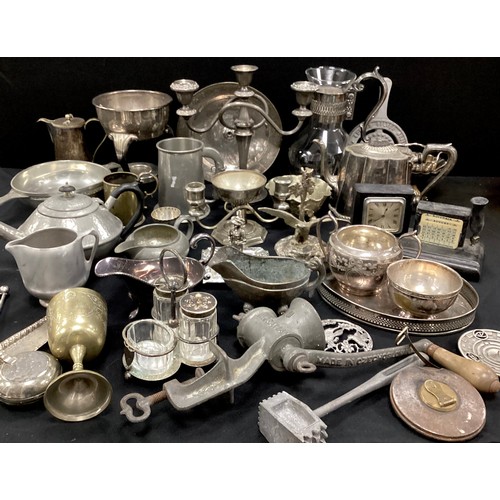 531 - Plated ware including; silver plated tea pot, candlestick, sweet meat dishes, cruet set; etc.