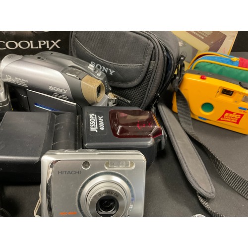 547 - Cameras and photographic equipment - minox 35gt, Sony 12x handycam, fujifilm s3500, cool pix L22, Ky... 