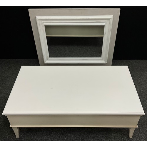 561 - A contemporary white painted coffee table / storage chest, with mechanised lift-up top, 41cm high x ... 