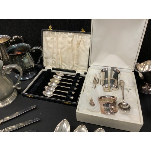 583 - A pair of silver plated sauce boats,  a Picard Ingenium Caffe,  assorted cased and loose flatware , ... 