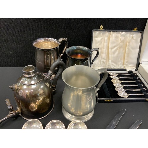 583 - A pair of silver plated sauce boats,  a Picard Ingenium Caffe,  assorted cased and loose flatware , ... 