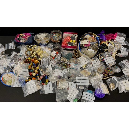 675 - Costume and fashion jewellery- beads, brooches, earrings, dress rings, etc, part boxed qty