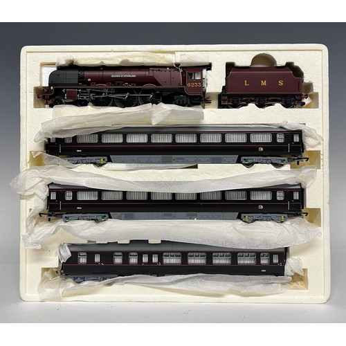 6278 - Hornby Model Railways - R370 'The Royal Train' locomotive and coach train pack boxed set, comprising... 