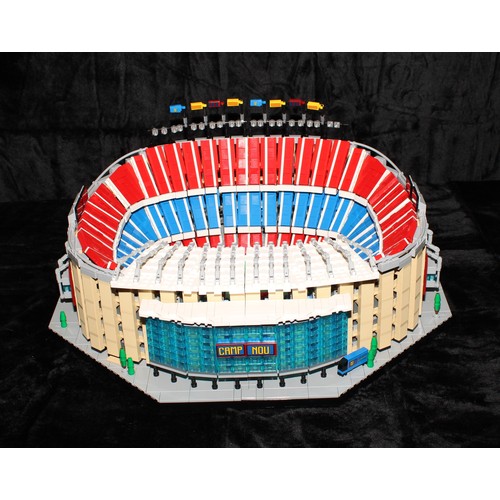 6469 - Lego - Creator Expert, 10284 Camp Nou - FC Barcelona, 49cm wide, 46cm deep, 20cm high, unboxed

Reti... 