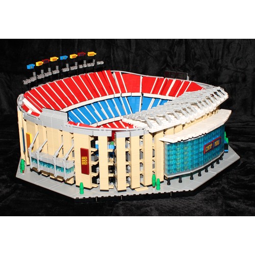 6469 - Lego - Creator Expert, 10284 Camp Nou - FC Barcelona, 49cm wide, 46cm deep, 20cm high, unboxed

Reti... 