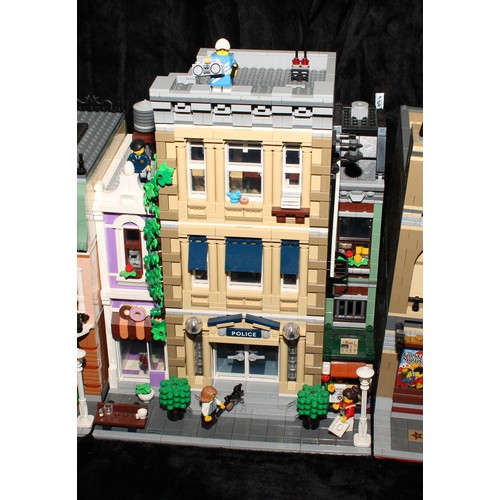 6470 - Lego - Creator Expert, 10297 Boutique Hotel, unboxed; 10278 Police Station, unboxed; 10232 Palace Ci... 