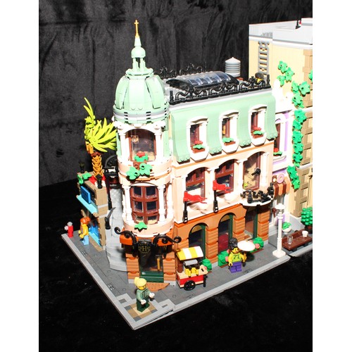 6470 - Lego - Creator Expert, 10297 Boutique Hotel, unboxed; 10278 Police Station, unboxed; 10232 Palace Ci... 