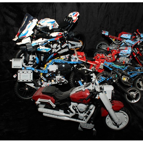 6472 - Lego - Creator Expert,10269 Harley Davidson Fat Boy, unboxed; Technic, 42130 BMW M 1000 RR, unboxed;... 