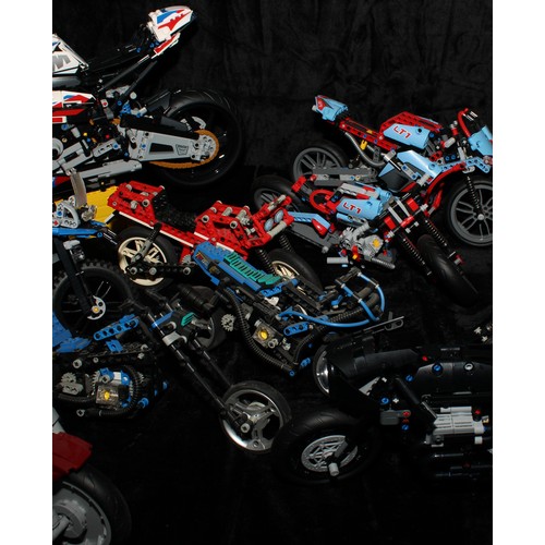 6472 - Lego - Creator Expert,10269 Harley Davidson Fat Boy, unboxed; Technic, 42130 BMW M 1000 RR, unboxed;... 