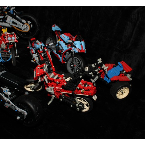 6472 - Lego - Creator Expert,10269 Harley Davidson Fat Boy, unboxed; Technic, 42130 BMW M 1000 RR, unboxed;... 