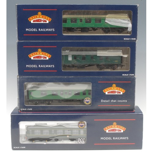 6109 - Bachmann Branch-Line Model Railways - five stock cars/coaches comprising 39-128B BR MK1 Composite CK... 