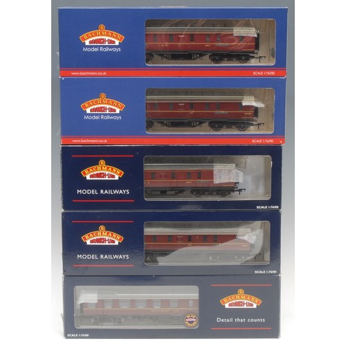 6111 - Bachmann Branch-Line Model Railways - five stock cars/coaches/parcel vans comprising 34-327B 50ft Cr... 