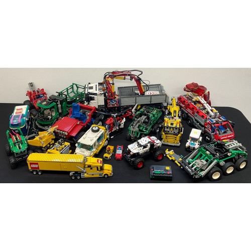 6495 - Lego - Technic, 42043 Mercedes-Benz Arocs 3245, unboxed; 8446 Technic Crane Truck, unboxed; Technic,... 