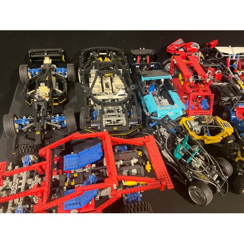 6498 - Lego - Technic, 8880 Super Car, unboxed; 8437 Future Car, unboxed; 42050 Drag Racer, unboxed; anothe... 