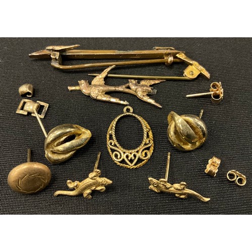 770 - A pair of 9ct gold earrings; a 9ct gold bar brooch; another a/f, 2.9g gross;  other indistinctly or ... 