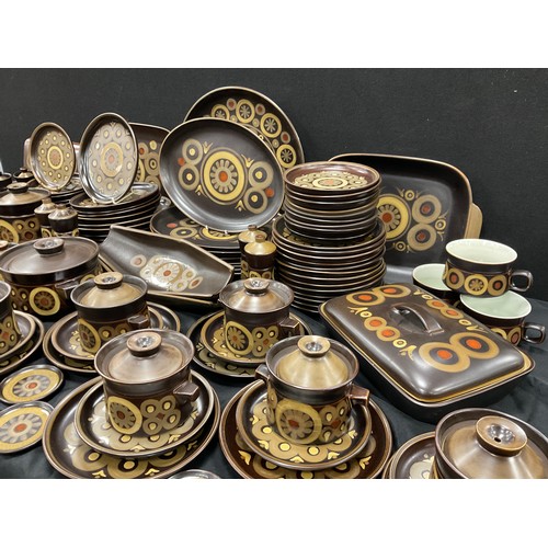 539 - Extensive Denby Arabbesque kitchen ware including; lidded oven dishes, lidded tureens, soup tureens,... 