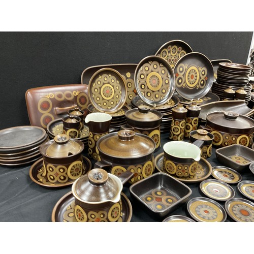 539 - Extensive Denby Arabbesque kitchen ware including; lidded oven dishes, lidded tureens, soup tureens,... 