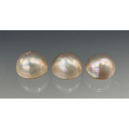 866 - A set of three large cultured pearl mother of pearl back cabochon pearls, each approx 21mm x 13mm (3... 